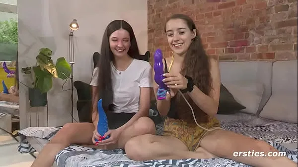 Lesbian Couple Grab the Inflatable Dildo ドライブの動画を表示