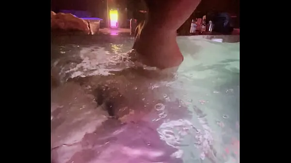 Mostra Cuckold che filma in piscina, sott'acquavideo di guida