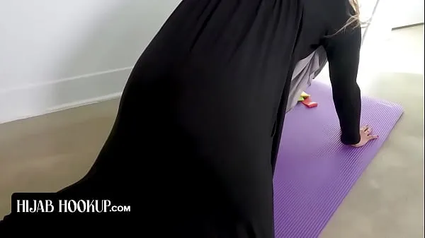 显示 Hijab Hookup - Slender Muslim Girl In Hijab Surprises Instructor As She Strips Of Her Clothes 随车视频