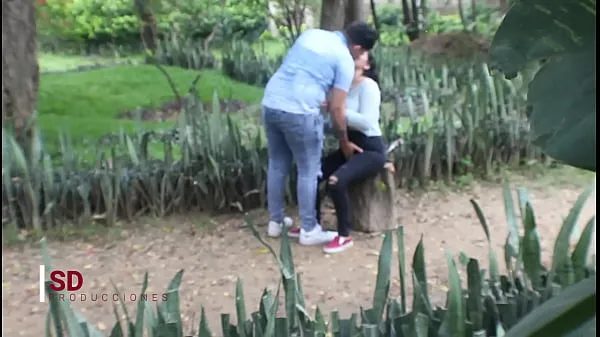 Tampilkan SPYING ON A COUPLE IN THE PUBLIC PARK video berkendara