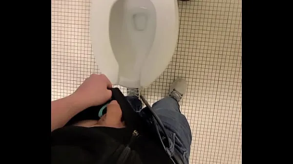 显示 Inappropriately peeing all over a public toilet and sink at a mormon church bathroom making a mess 随车视频