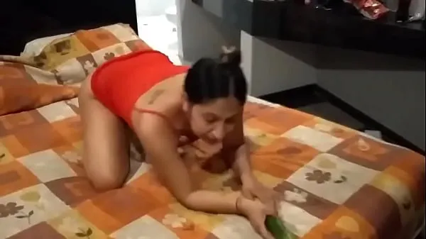 Zobraziť videá zo služby Sex with a delicious cucumber, I had a delicious threesome with my husband and a cucumber