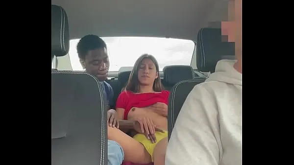 Afficher Un couple latin surpris en train de baiser dans un taxi à Madrid vidéos Drive