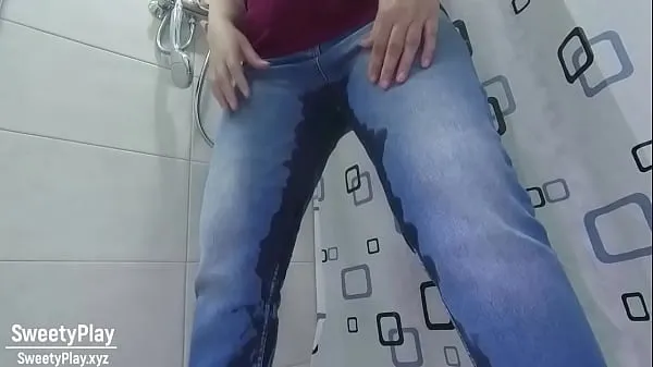 Prikaži Peeing desperation wetting jeans videoposnetke pogona