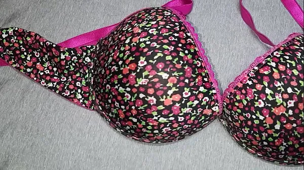 I jerk off and cum in my friend's new flower bra ドライブの動画を表示