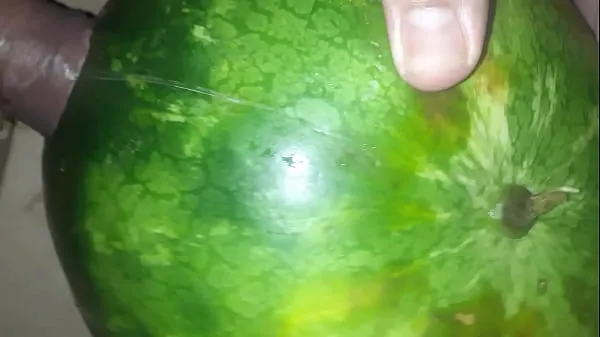 Zobrazit videa z disku sticking his cock into a watermelon