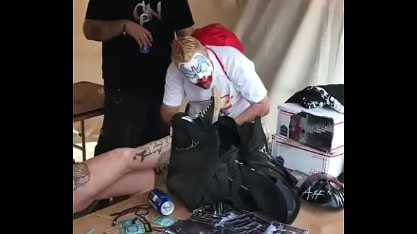 Mostra FlipFlop The Clown adora la scarpa sporca e fangosa di una donna al Gathering of the Juggalos 2017video di guida