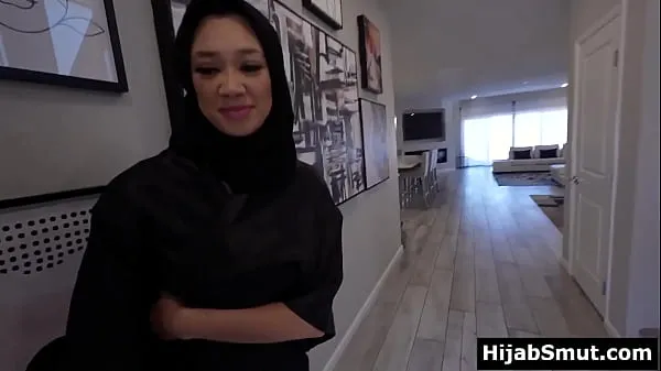 Muslim girl in hijab asks for a sex lesson Drive-videók megjelenítése