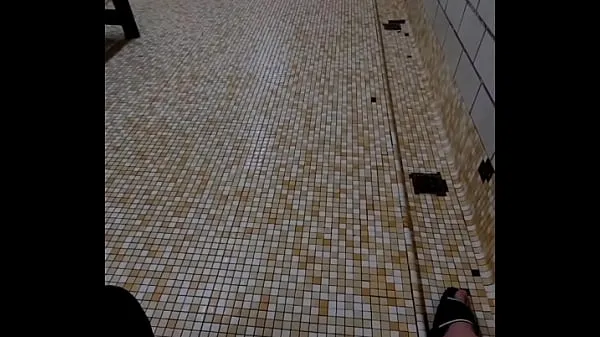 Videoları gösterin Stroking my cock to big cumshot in the locker room shower çalıştırın