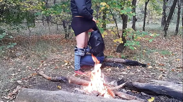 Mostrar Hermoso sexo en público en el bosque junto al fuego - Lesbian Illusion Girls vídeos de conducción