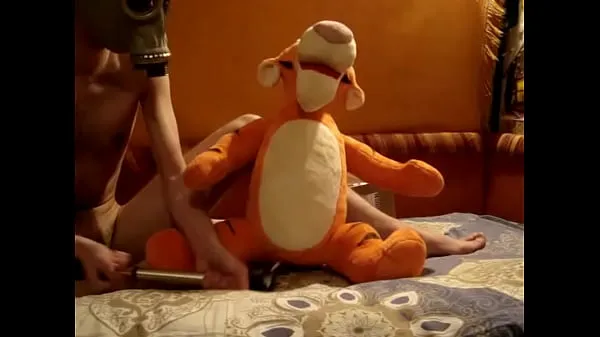 عرض مقاطع فيديو محرك الأقراص Twink in gas mask inflates his plush tigger - pt 1