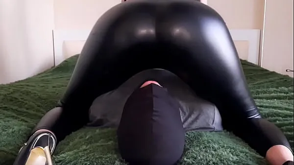 Mostrar Adoração de burro. Facesitting. Dominatrix Nika senta no rosto de sua escrava com sua bunda sexy em leggings. Assento de rosto feminino vídeos do Drive