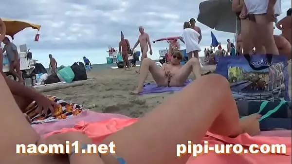 Prikaži Naomi and a girlfriend on the beach videoposnetke pogona