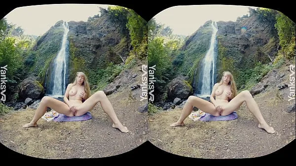 แสดง Amateur blonde beauty from Yanks Verronica masturbating her delicious pussy outdoors in this hot 3D VR video วิดีโอขับเคลื่อน