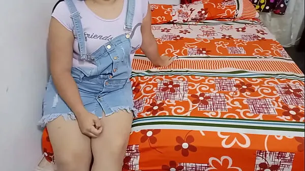Hiển thị Money for the cleaning girl: I like to offer money to the one who cleans my apartment to fuck, she always says no but then she swallows the whole cock and takes the money video trên Drive
