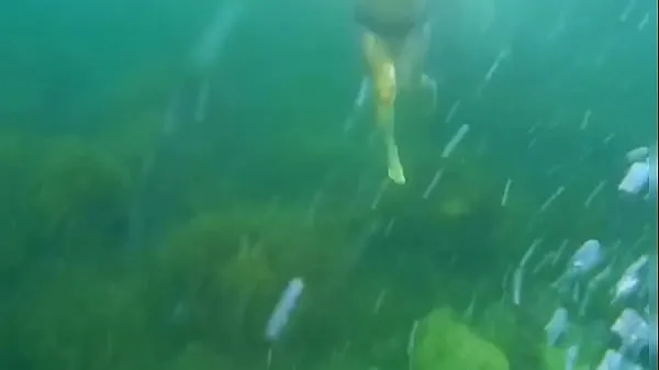 显示 Crazy diver took me on camera while I am swimming in the sea and flashing my hairy pussy 随车视频