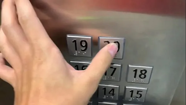 Mostrar Sexo em público, no elevador com um estranho e eles nos pegam vídeos do Drive