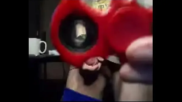 Toon Cyraxx sticks Batman fidget spinner in his peehole Drive-video's