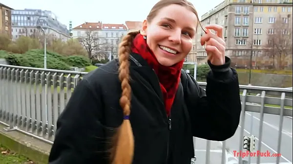 Показать Corrida dentro de una chica con peinado trenzado europeoвидео с поездки